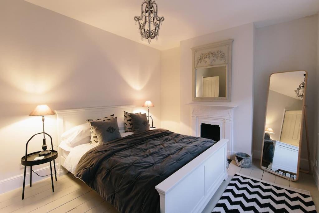 Beautiful House, Cirencester Centre, Parking Екстериор снимка