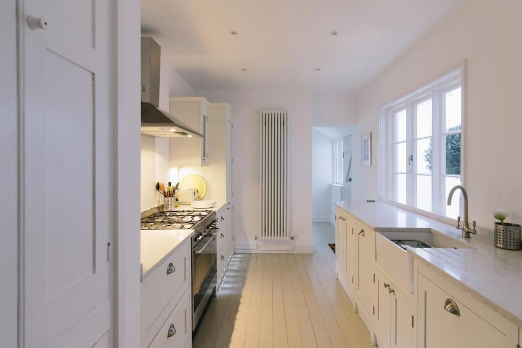 Beautiful House, Cirencester Centre, Parking Екстериор снимка
