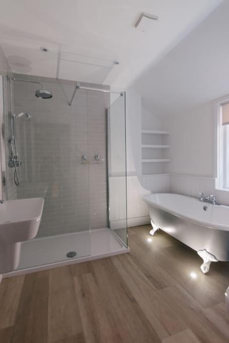 Beautiful House, Cirencester Centre, Parking Екстериор снимка