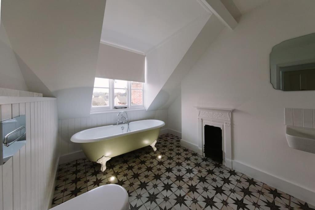 Beautiful House, Cirencester Centre, Parking Екстериор снимка